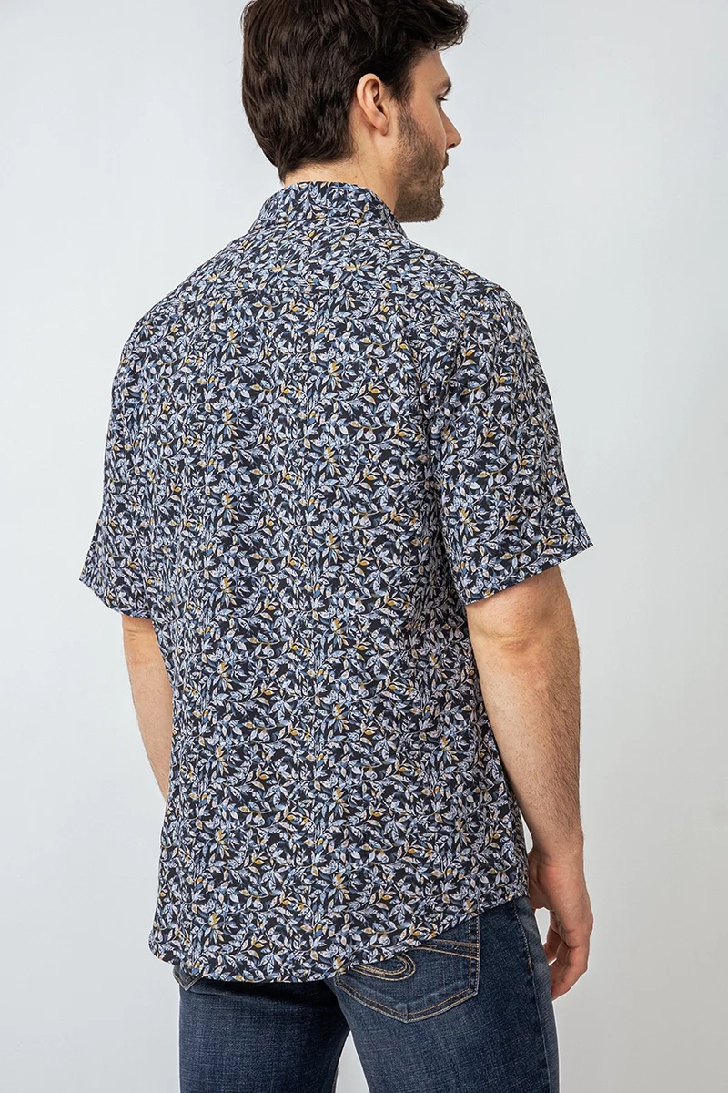 La chemise imprimée feuilles