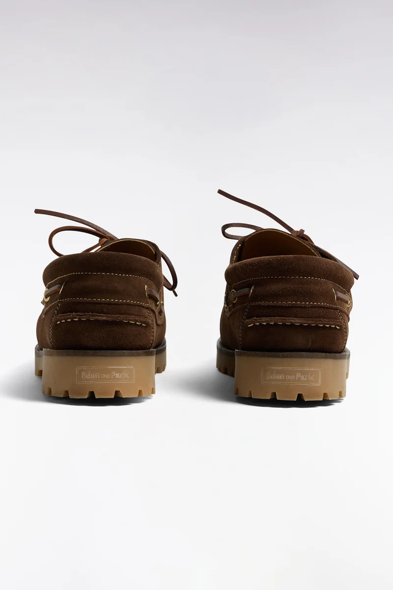 Chaussures bateau en cuir suédé marron