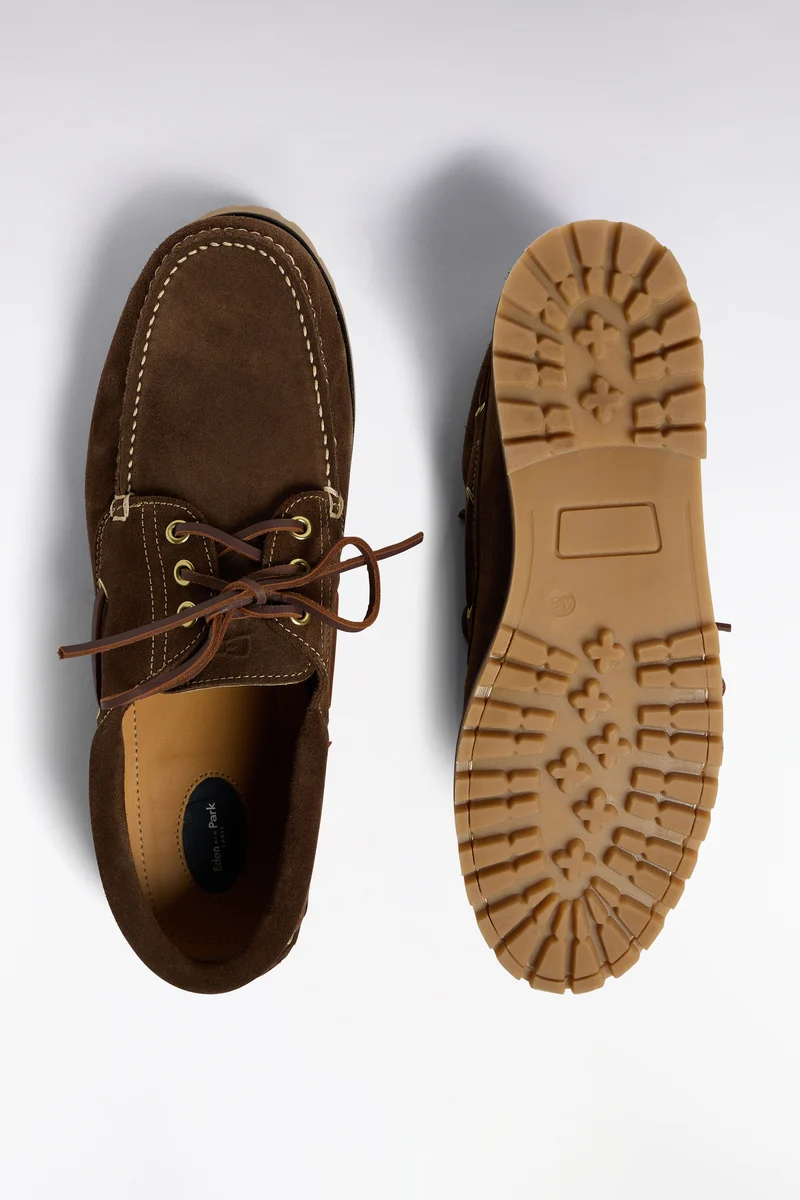 Chaussures bateau en cuir suédé marron
