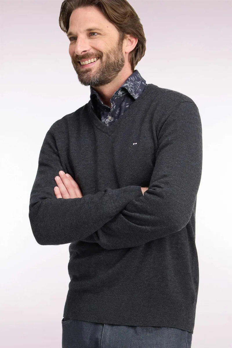 Pull col V en laine et coton gris foncé coupe droite