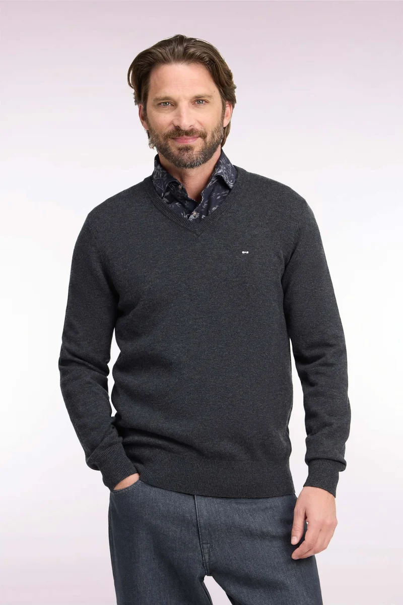 Pull col V en laine et coton gris foncé coupe droite