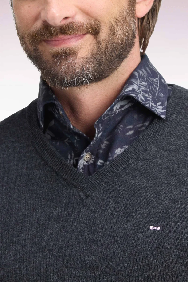 Pull col V en laine et coton gris foncé coupe droite