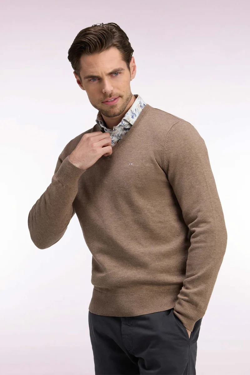 Pull col V en laine et coton marron coupe droite