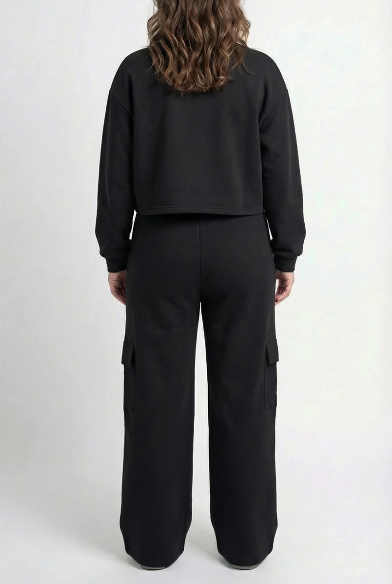 Le pantalon cargo noir à taille élastique