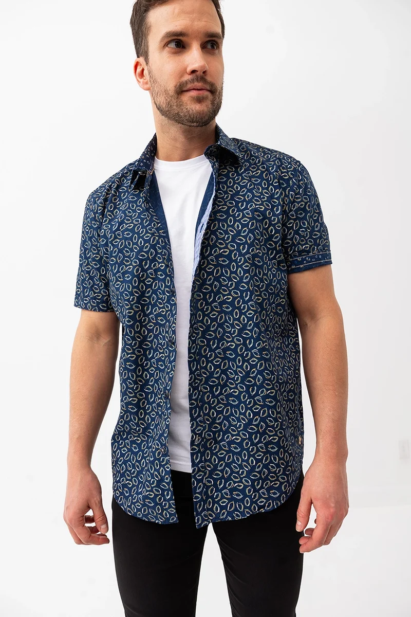 La chemise imprimée all-over feuille abstraite