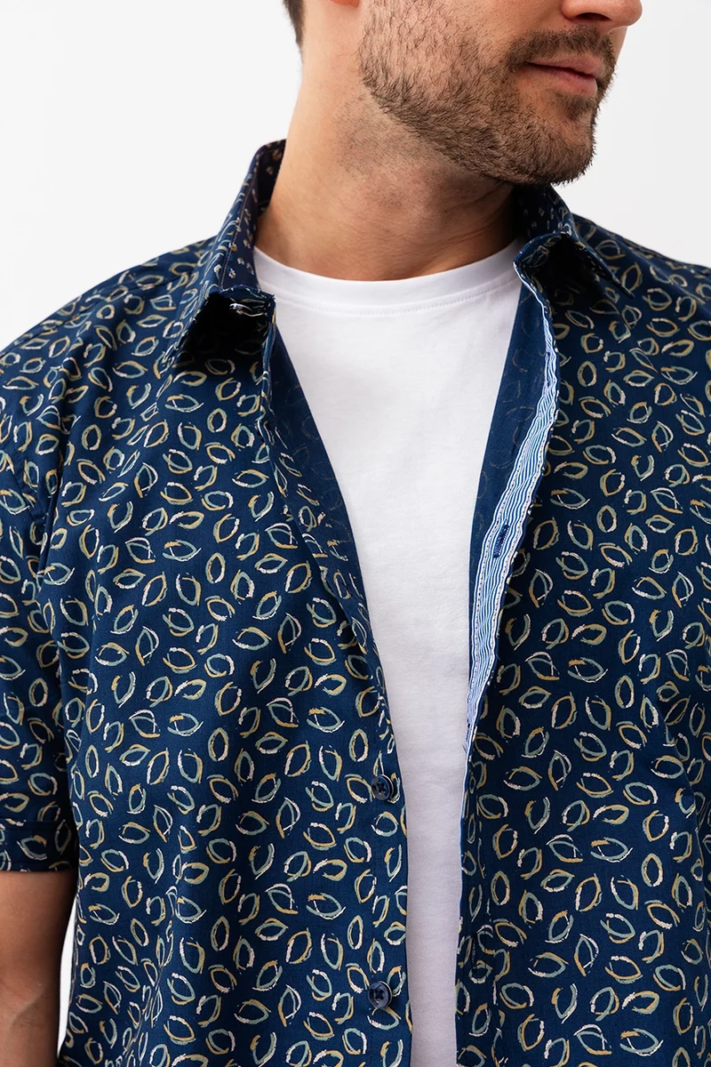 La chemise imprimée all-over feuille abstraite