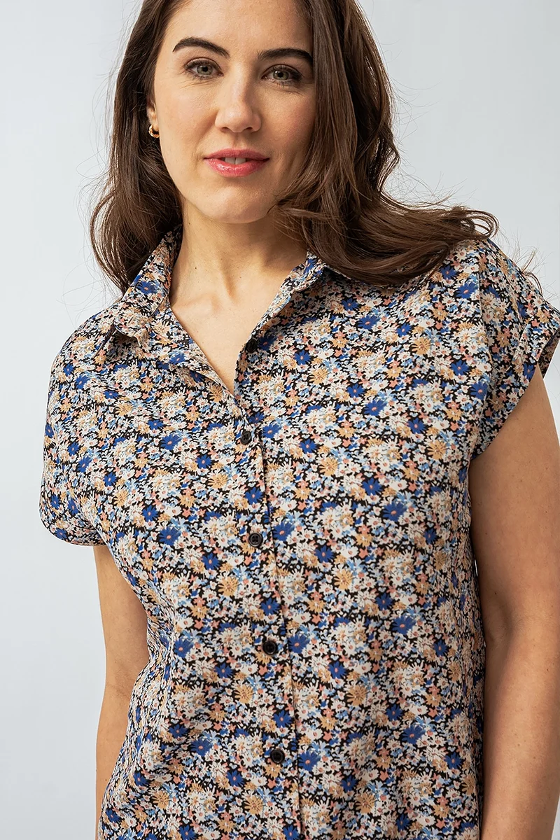 La blouse manches courtes petites fleurs