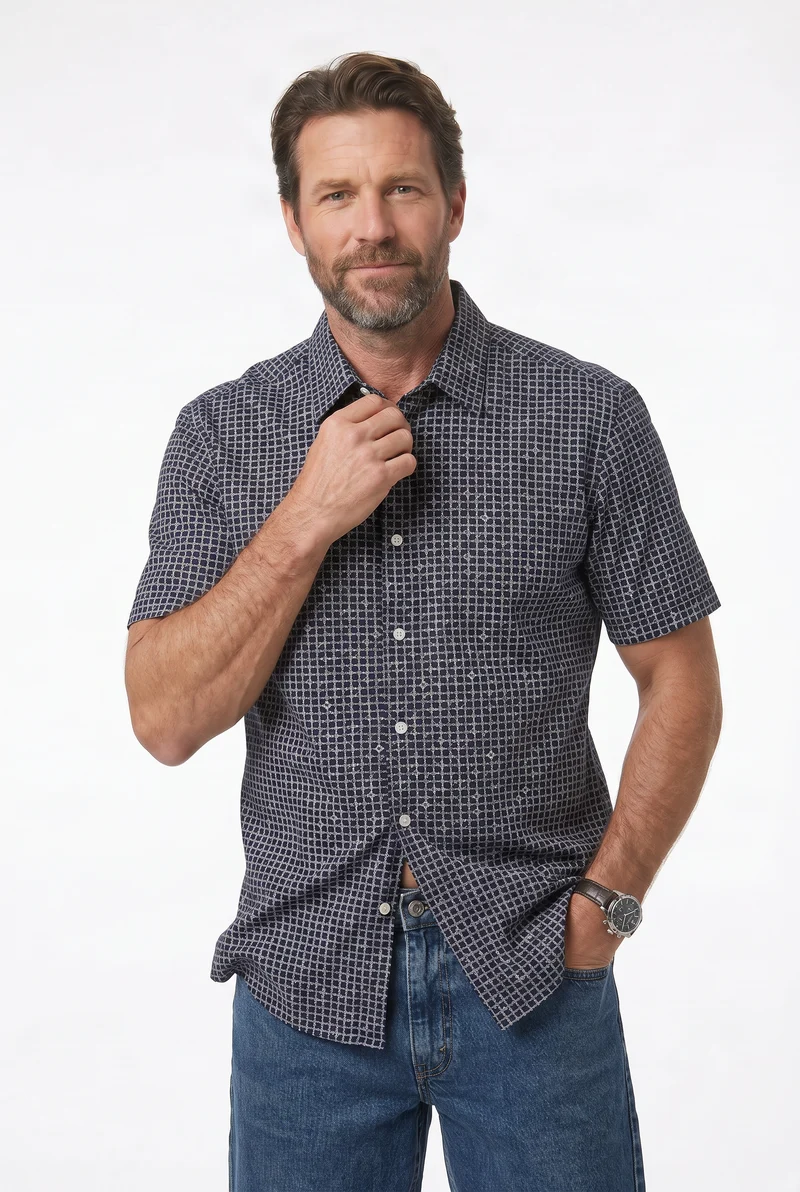 La chemise marine à motif