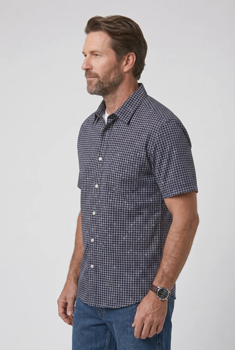 La chemise marine à motif