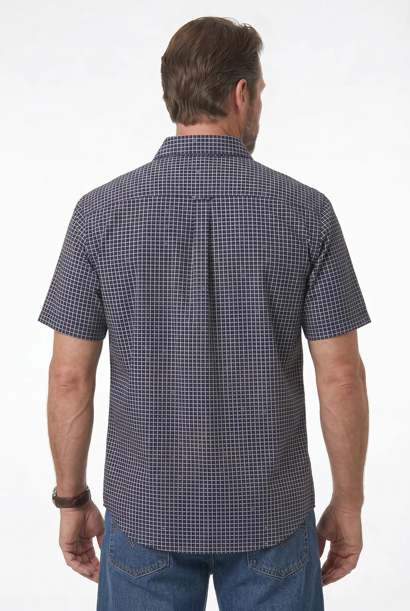La chemise marine à motif