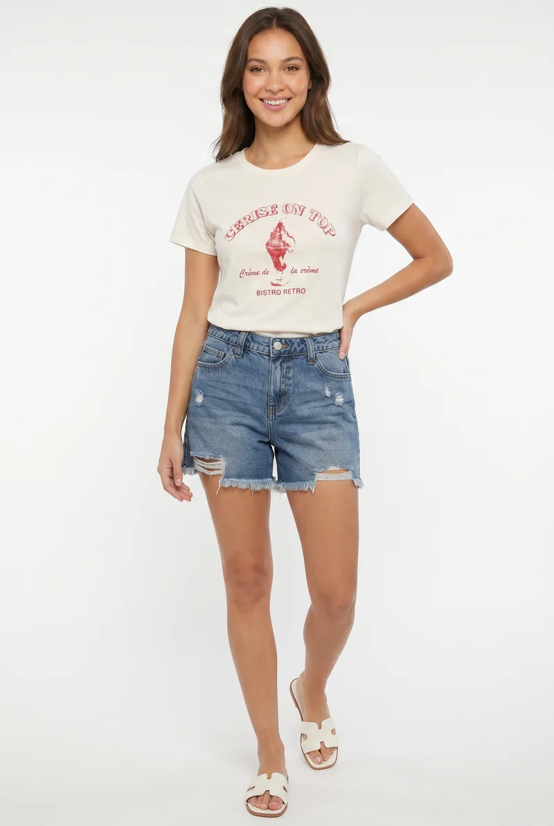 Le short en jeans style usé