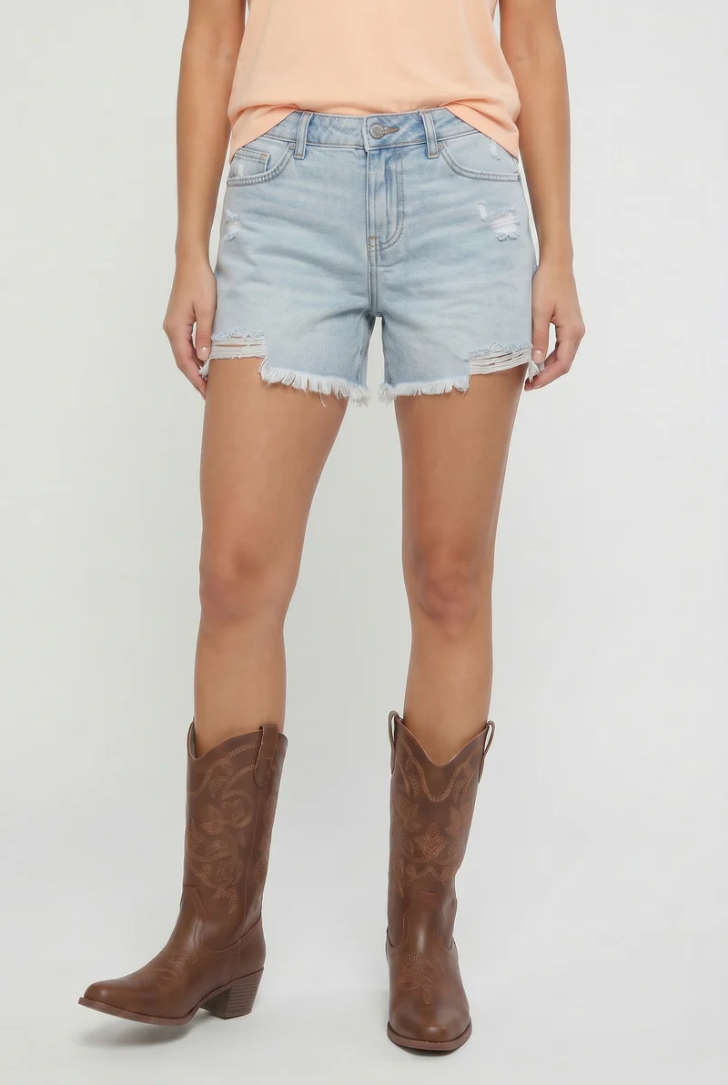 Le short en jeans style usé