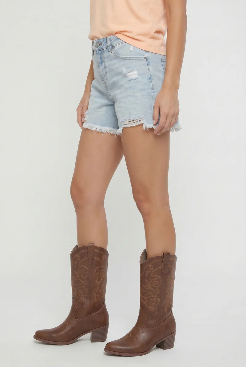 Le short en jeans style usé