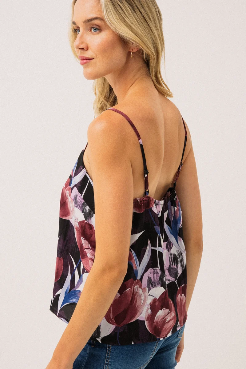 La camisole fleurie à fines bretelles