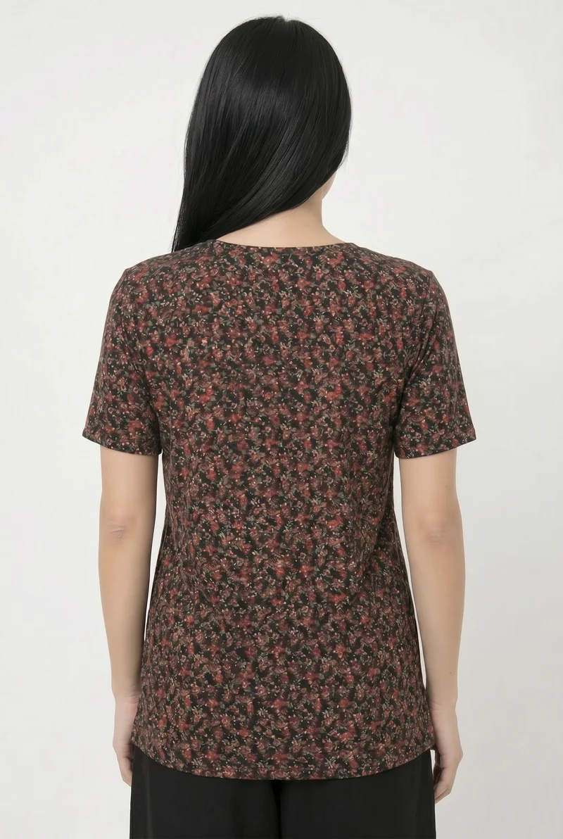 Le t-shirt col en V fleuri