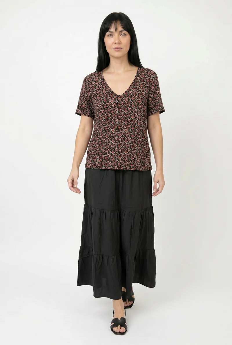 Le t-shirt col en V fleuri