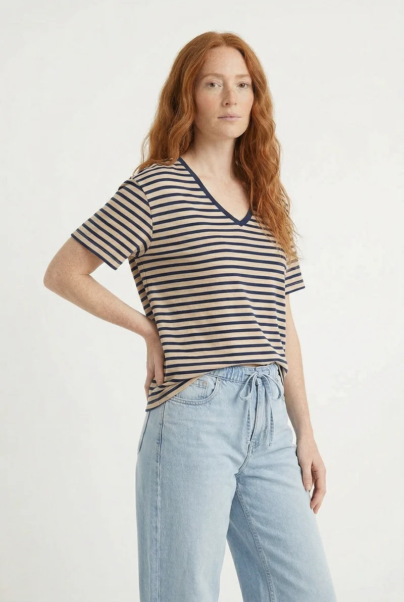 Le t-shirt ample à rayures avec col en V