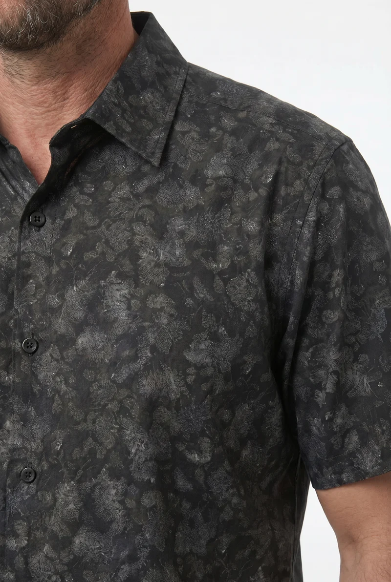 La chemise tropicale à manches courtes