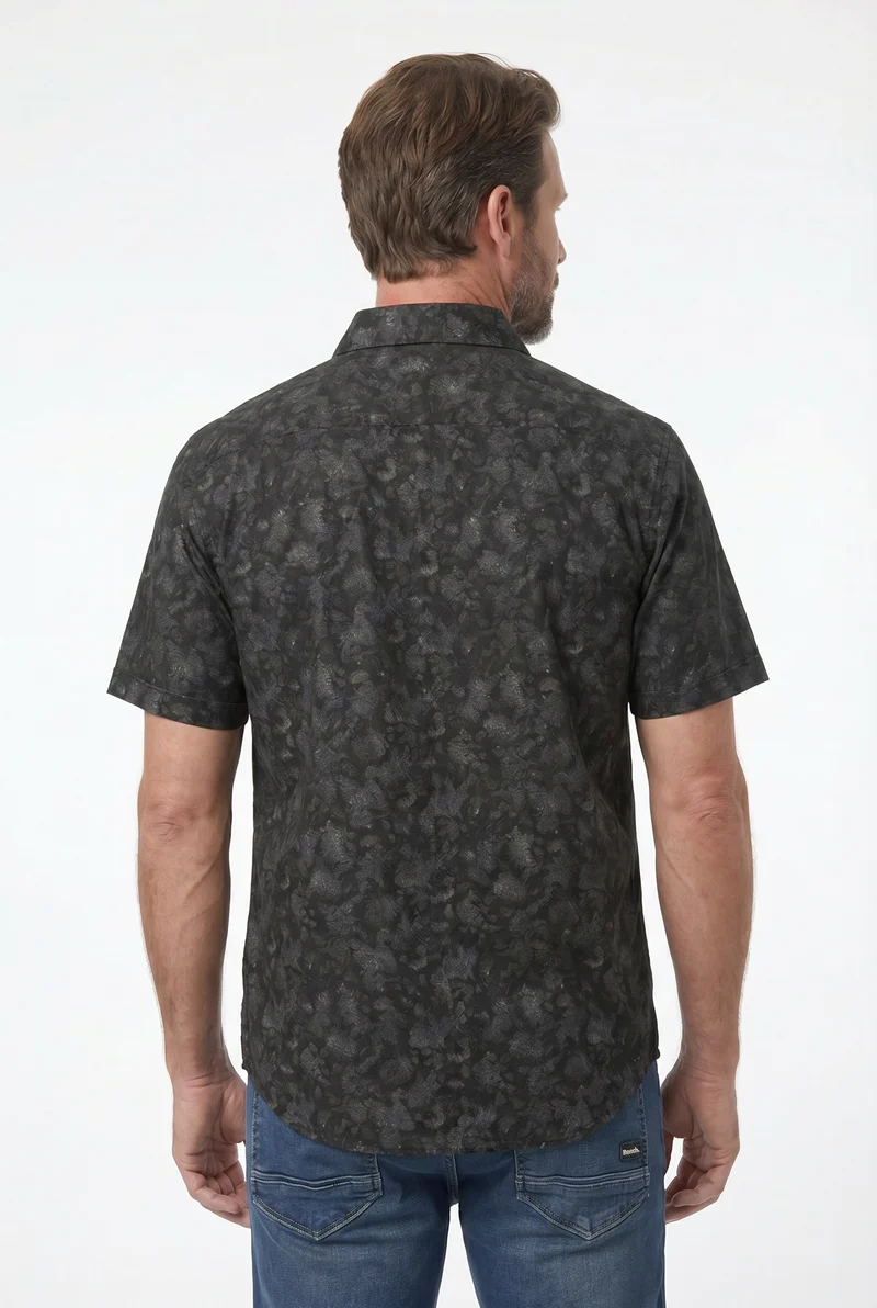 La chemise tropicale à manches courtes