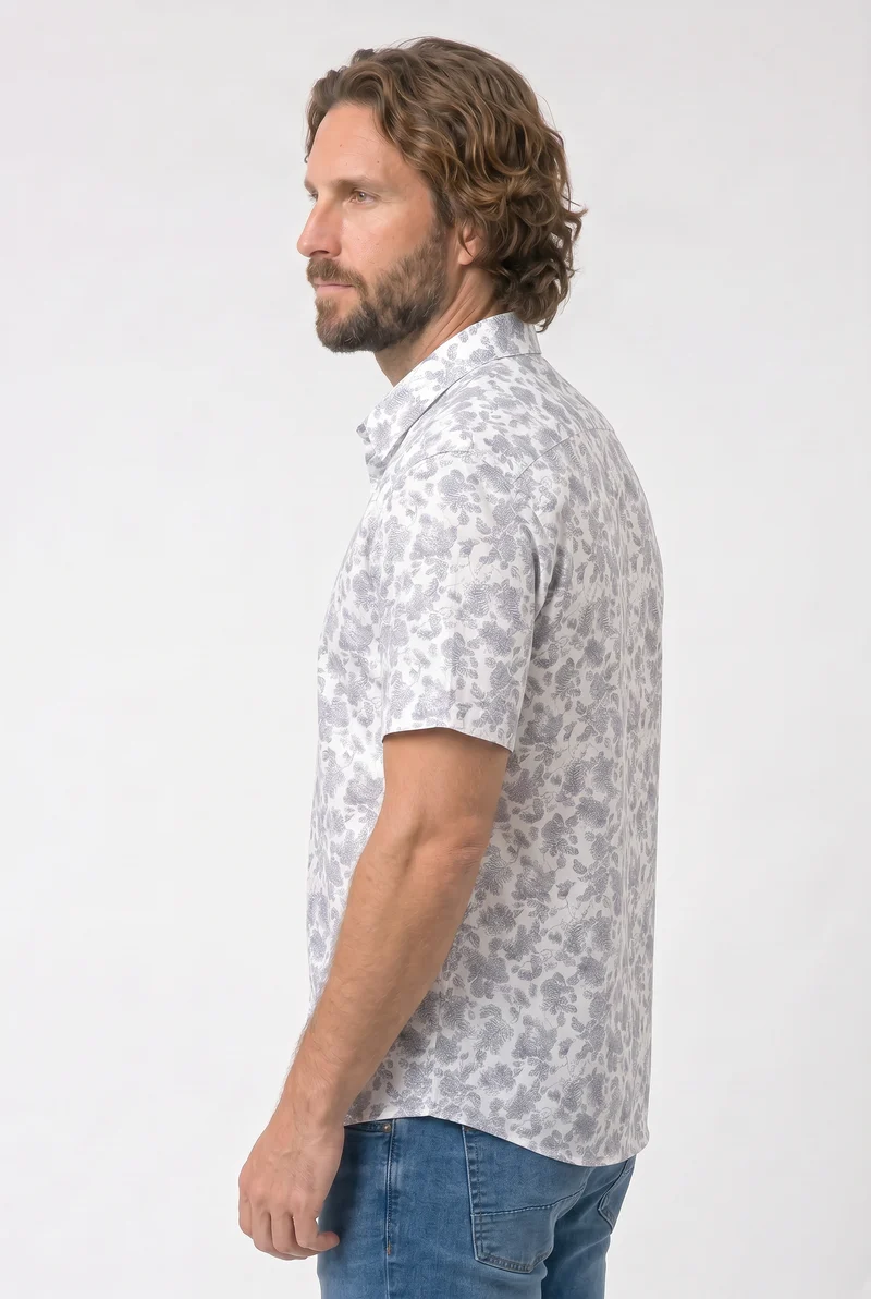 La chemise tropicale à manches courtes