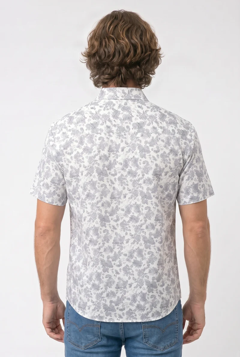 La chemise tropicale à manches courtes