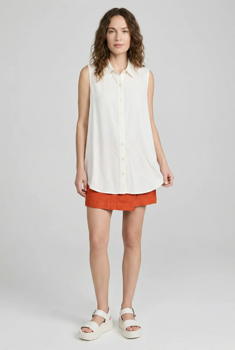 La chemise unie ample sans manches