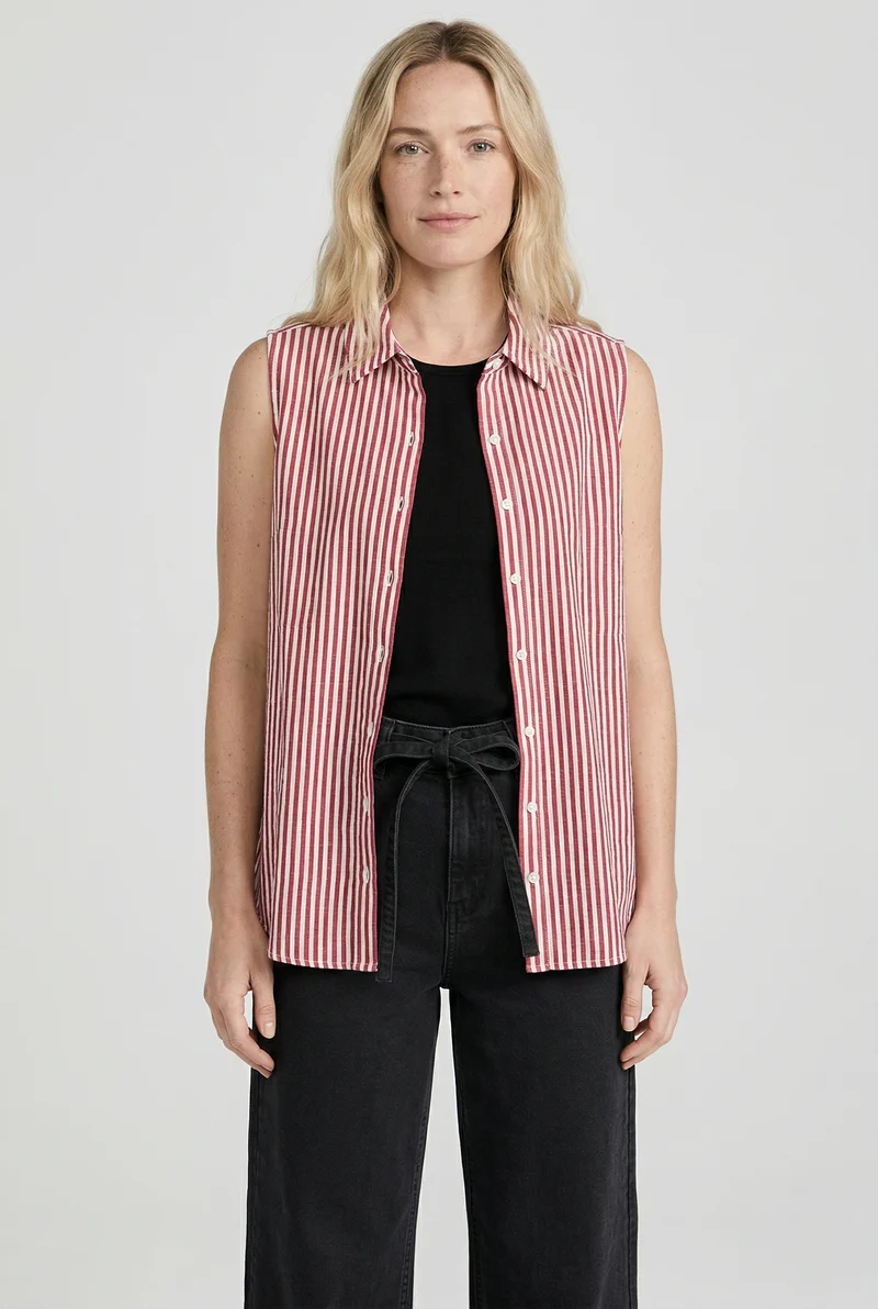 La chemise rayée ample sans manches