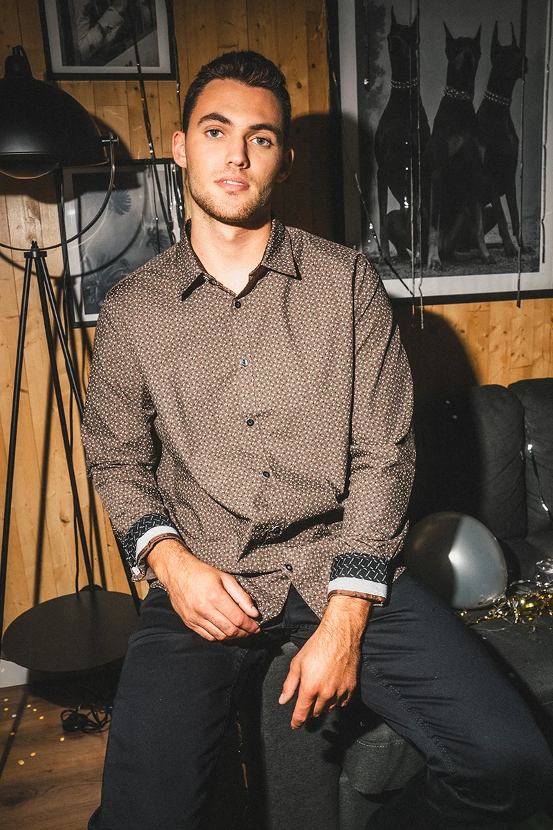 La chemise infroissable à revers contrastes