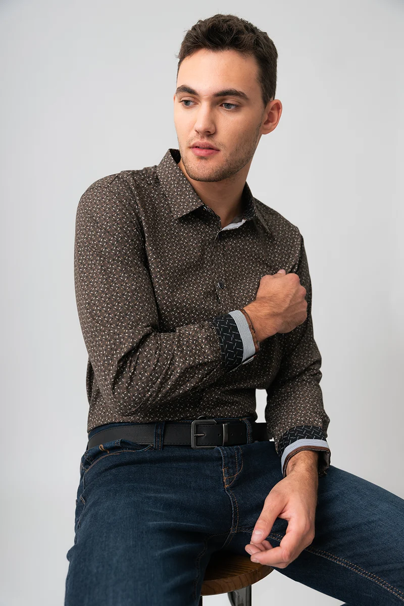 La chemise infroissable à revers contrastes