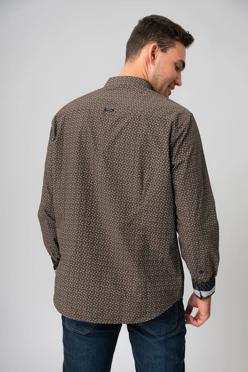 La chemise infroissable à revers contrastes