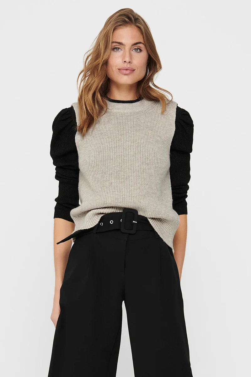 Le chandail sans manches en tricot beige