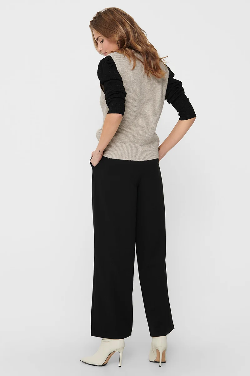 Le chandail sans manches en tricot beige