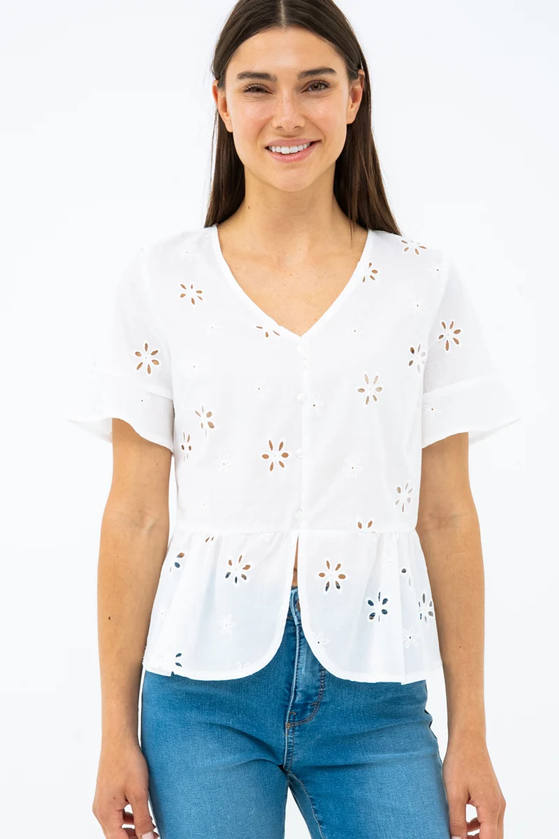 La blouse broderie de fleur ajourée