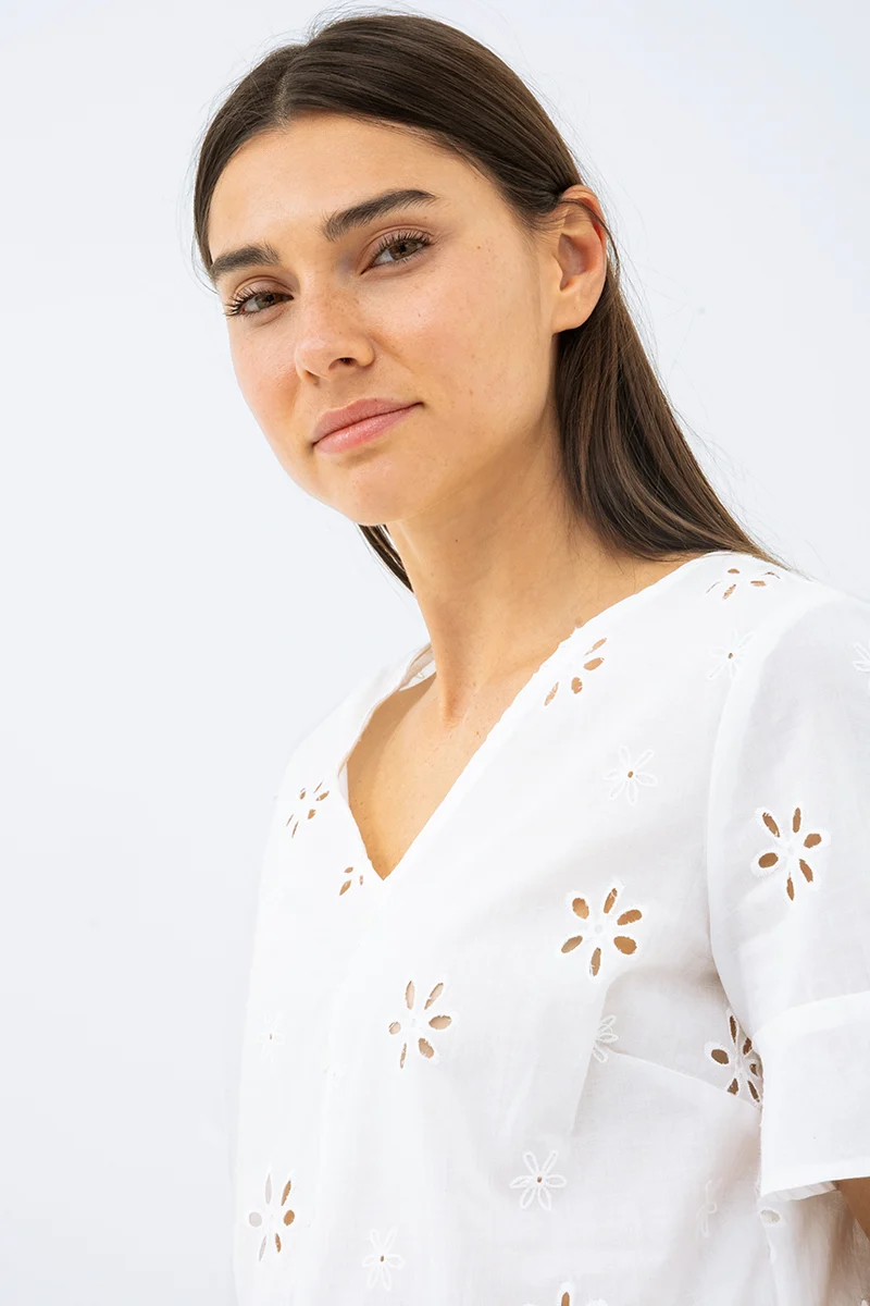 La blouse broderie de fleur ajourée