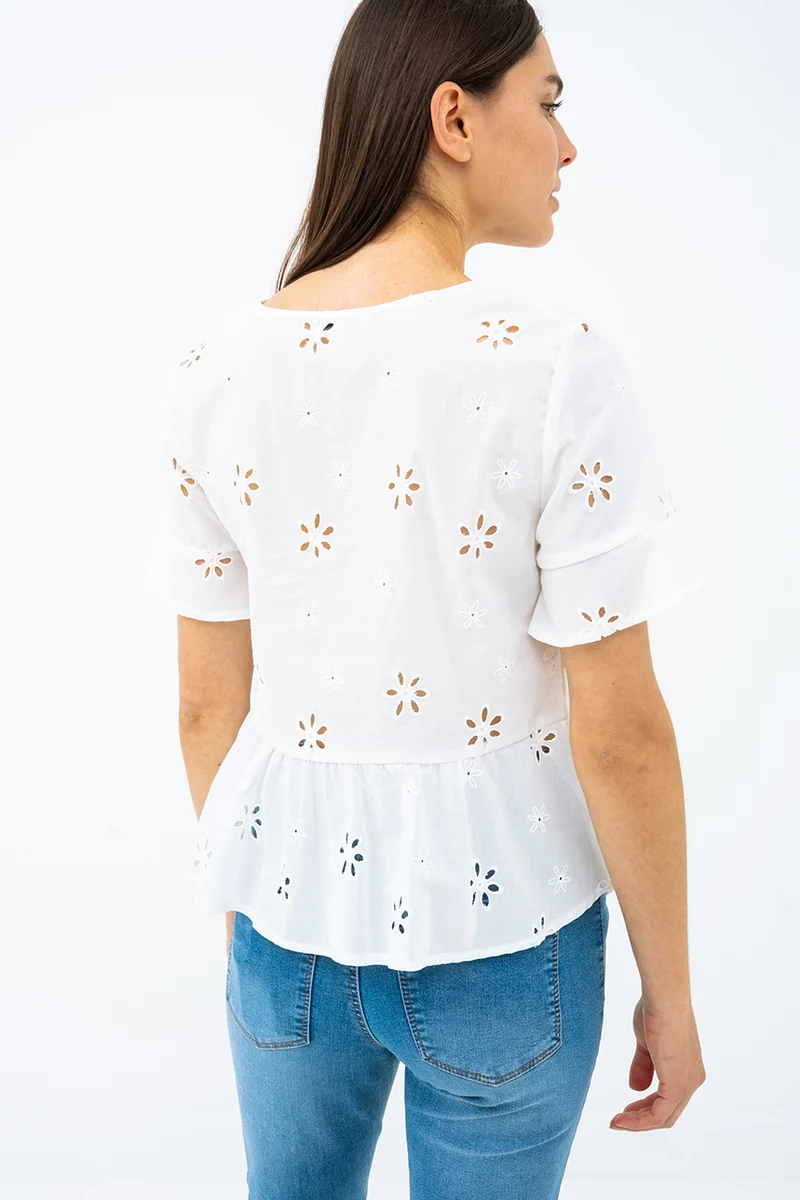 La blouse broderie de fleur ajourée