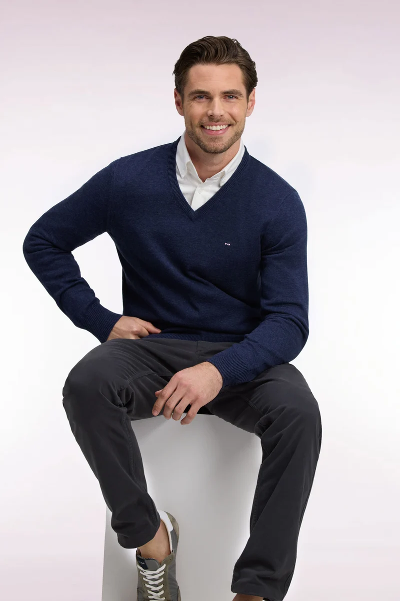 Pull col V en laine et coton bleu coupe droite