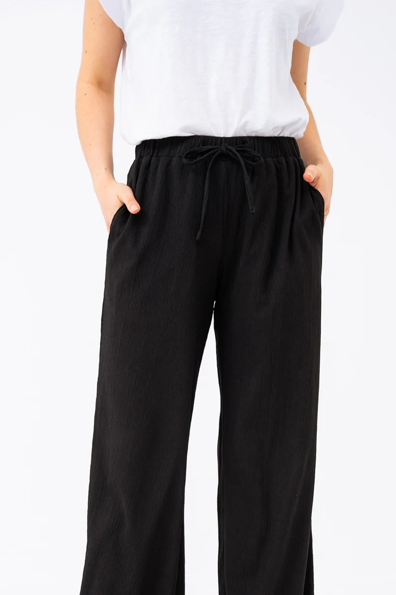 Le pantalon uni effet froissé