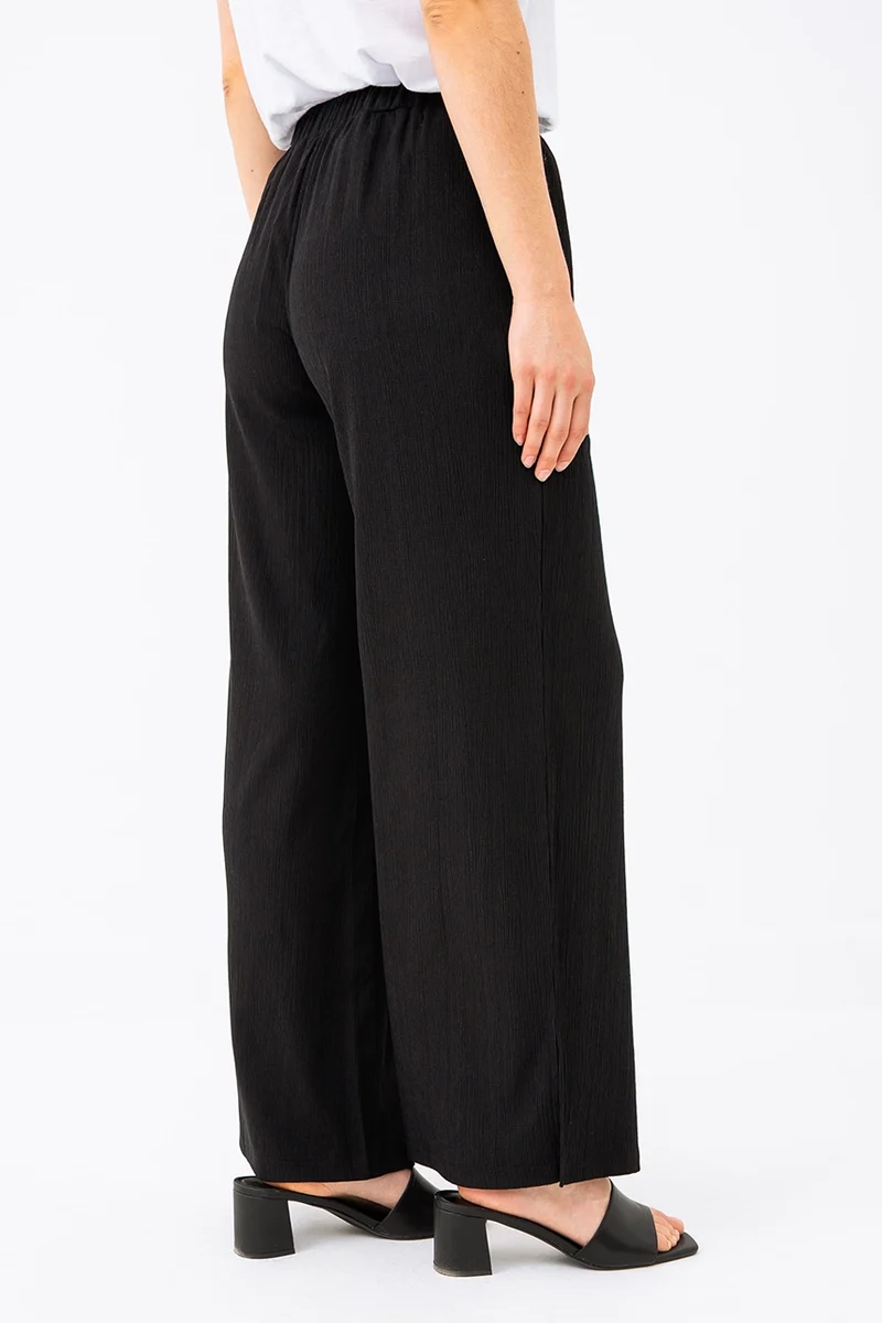 Le pantalon uni effet froissé