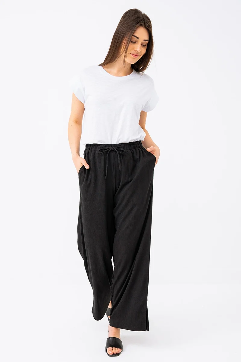 Le pantalon uni effet froissé