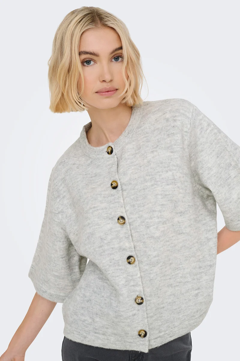 Le cardigan en tricot à manches courtes
