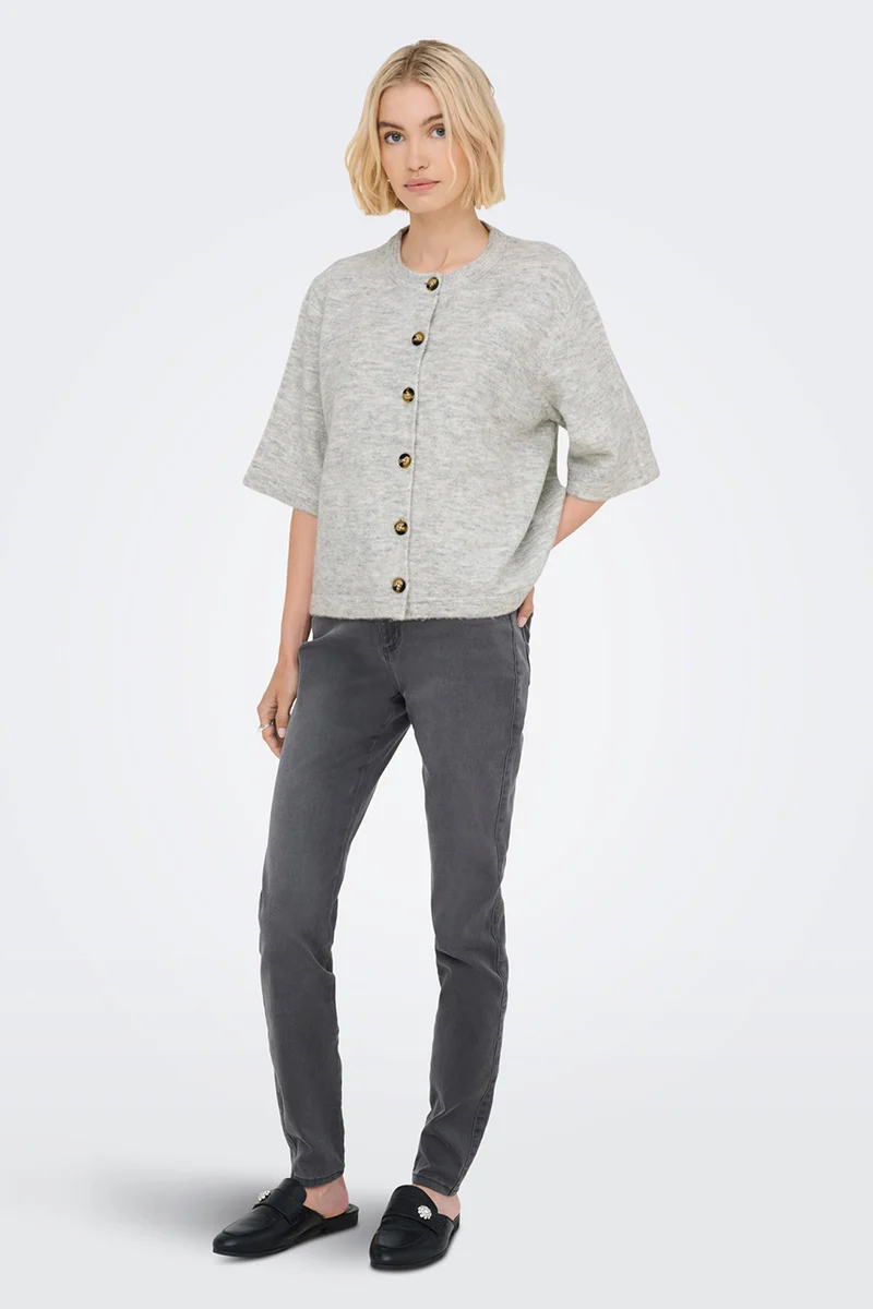Le cardigan en tricot à manches courtes