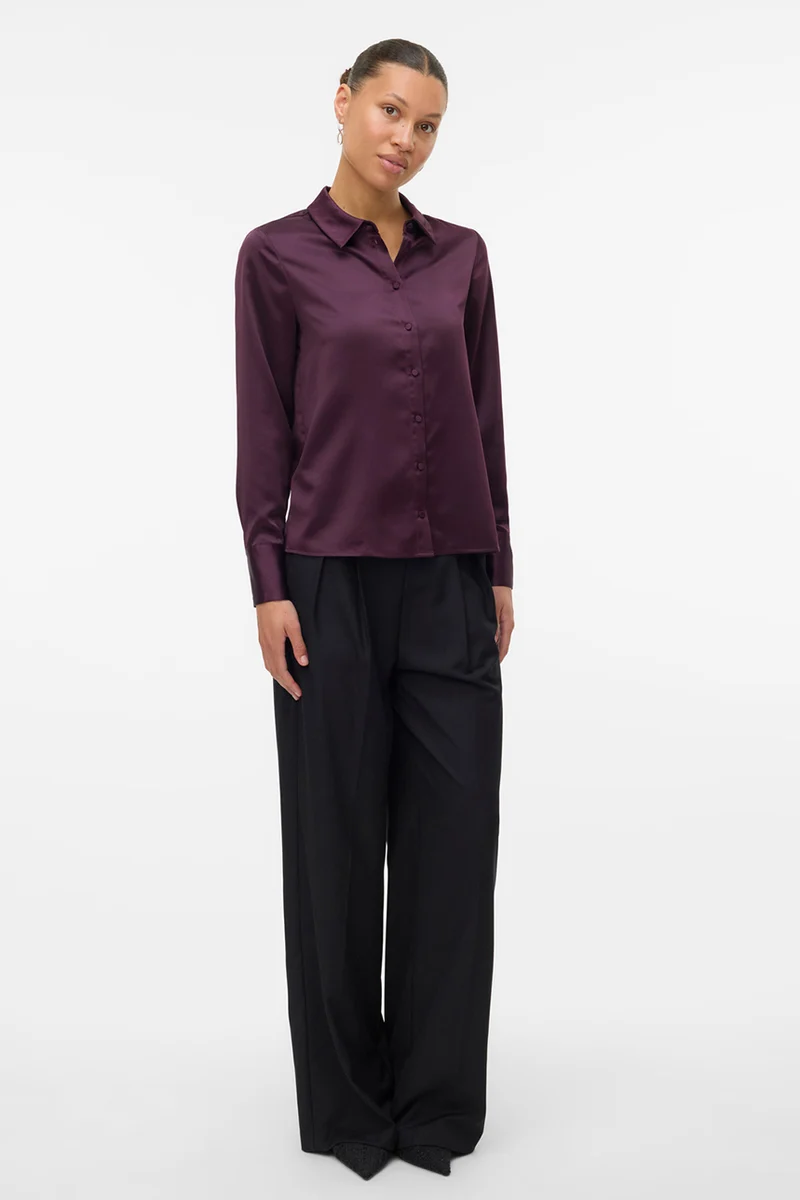 La chemise en satin avec boutons satinés