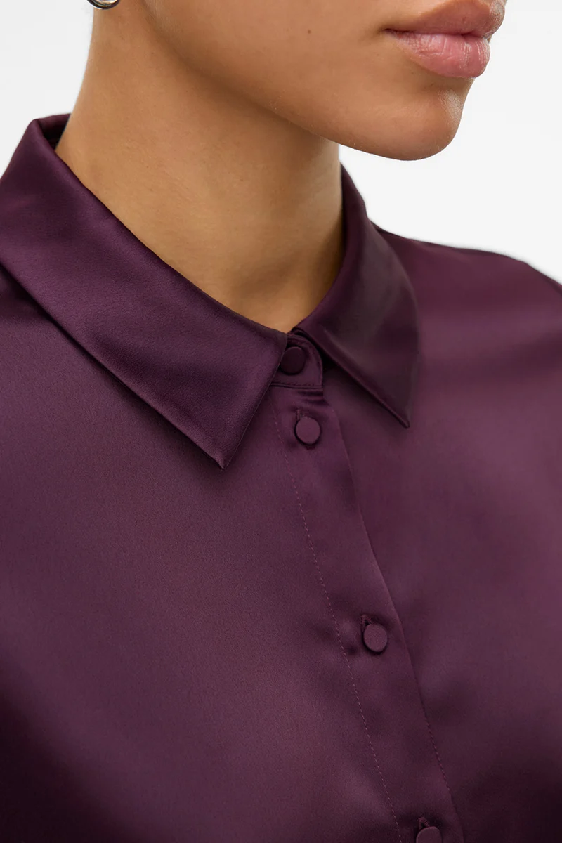 La chemise en satin avec boutons satinés