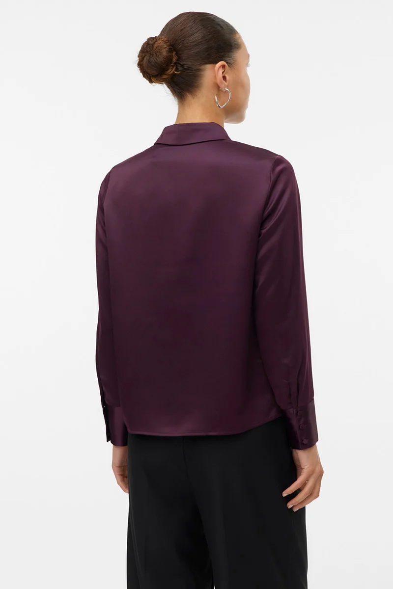 La chemise en satin avec boutons satinés