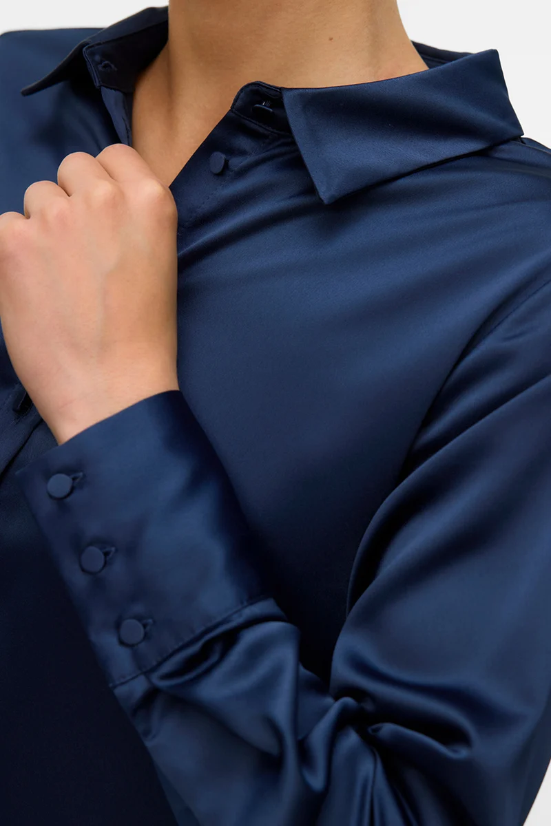 La chemise en satin avec boutons satinés