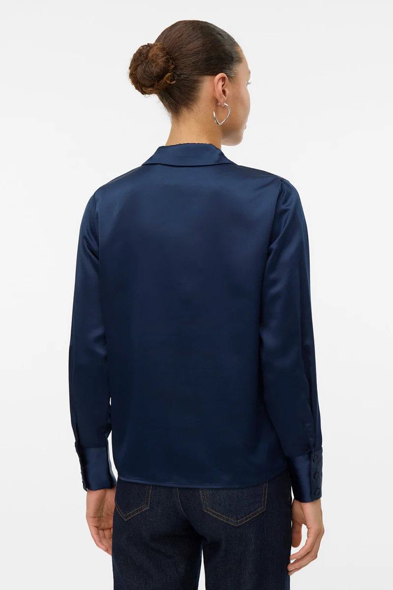La chemise en satin avec boutons satinés