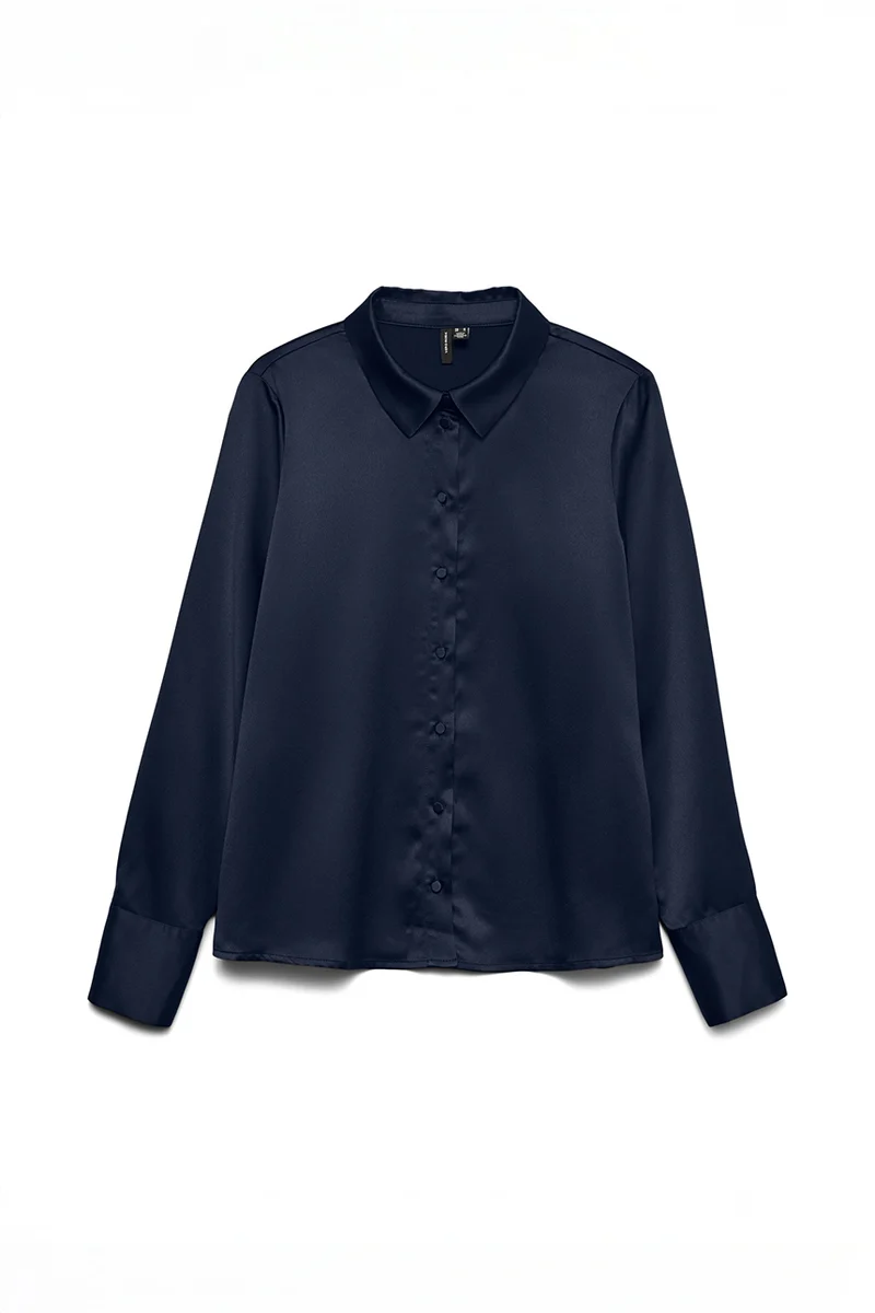 La chemise en satin avec boutons satinés
