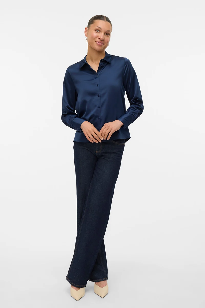 La chemise en satin avec boutons satinés