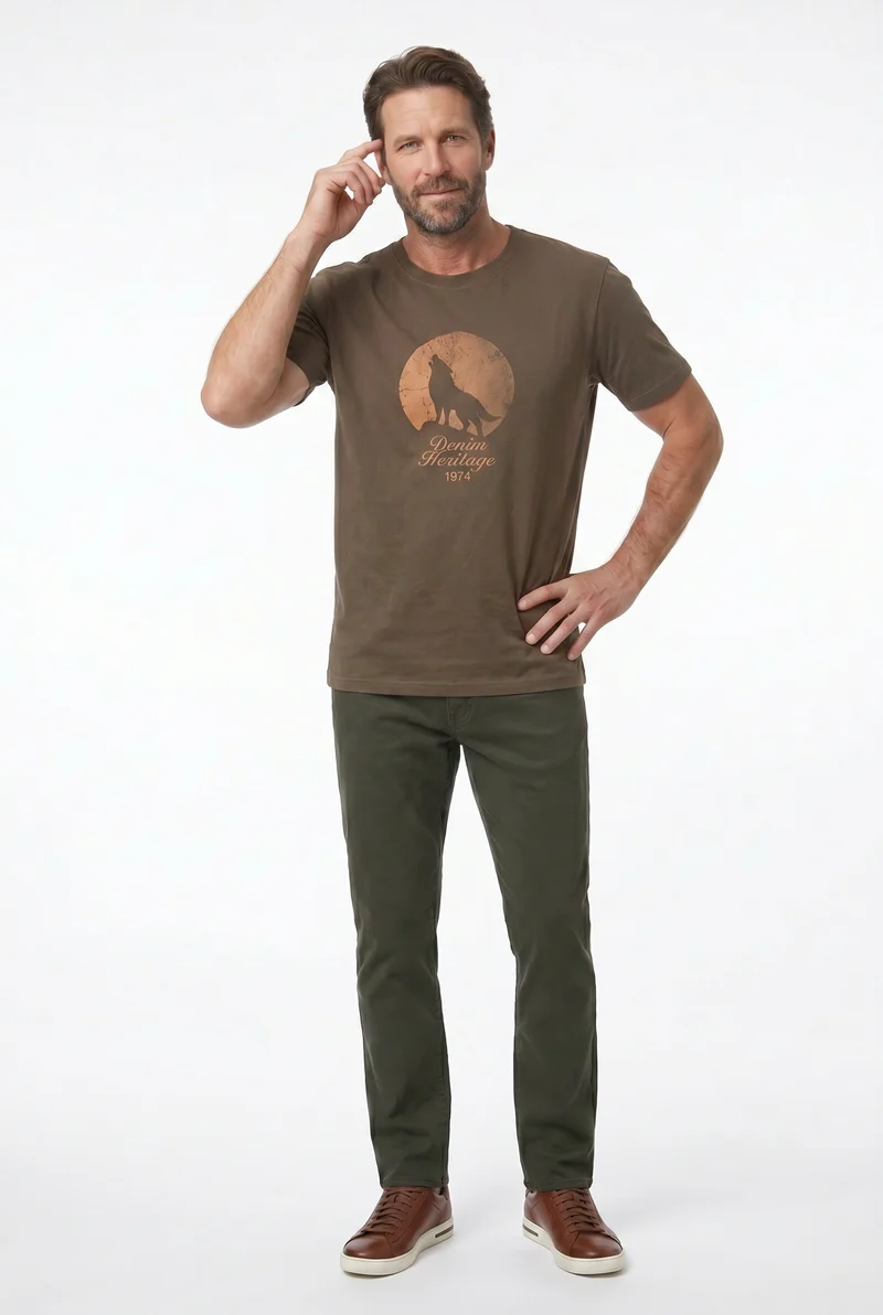 Le pantalon étroit style chino