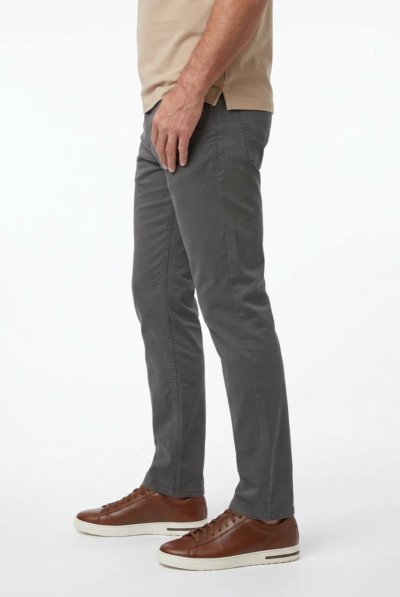 Le pantalon étroit style chino